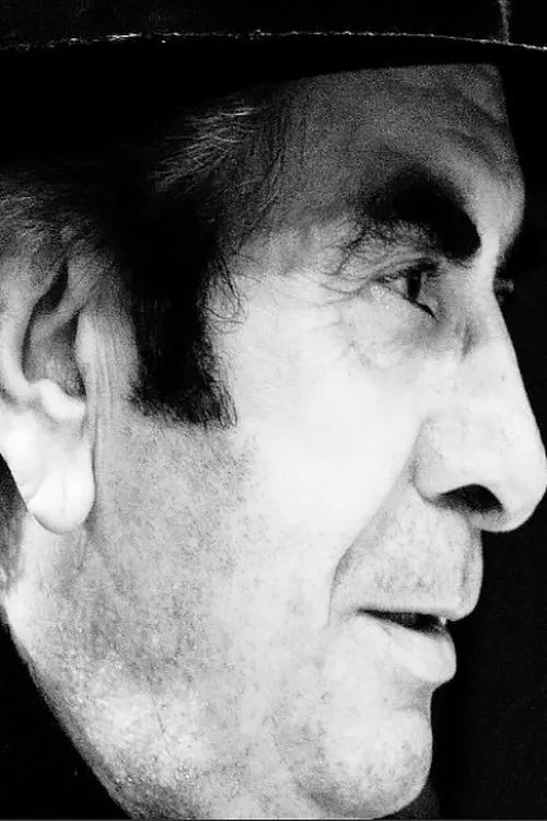 Yannis Liakakos interpretando a 