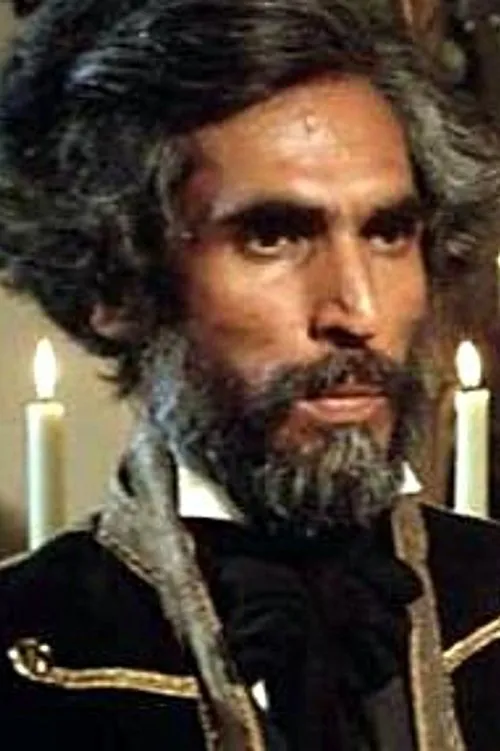 Yaseen Khan interpretando a Rajid