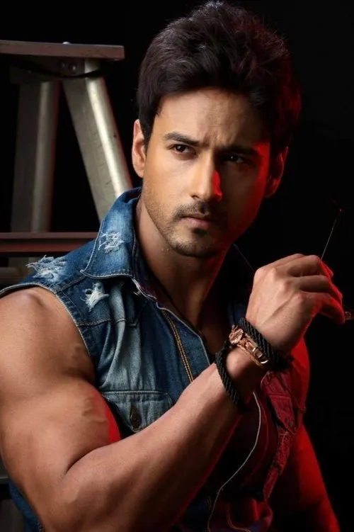 Yash Dasgupta — personaje: Aranya Singha Roy