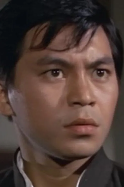 Yau Lung interpretando a Dr Li Tsu-Ying