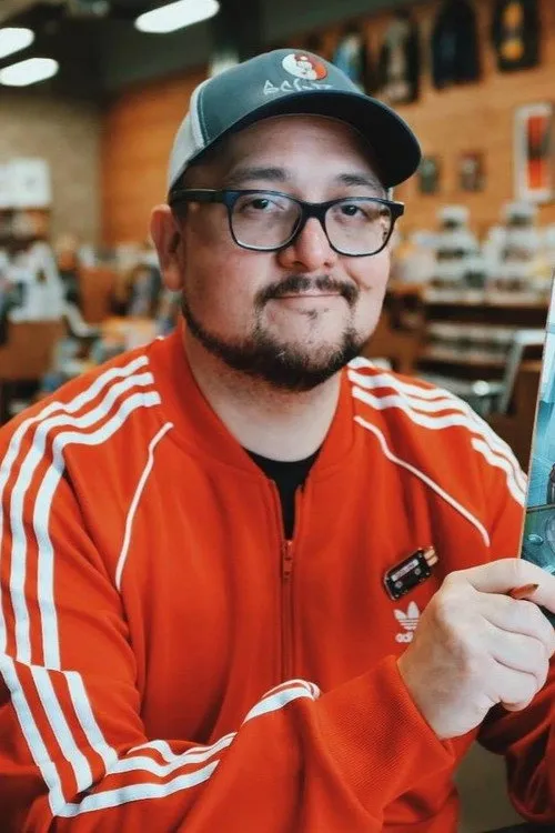 Yehudi Mercado interpretando a Store Clerk