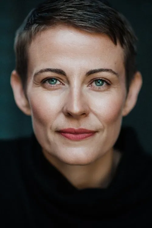 Yesse Spence interpretando a Principal