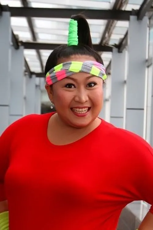 Yessi Kenyang interpretando a 