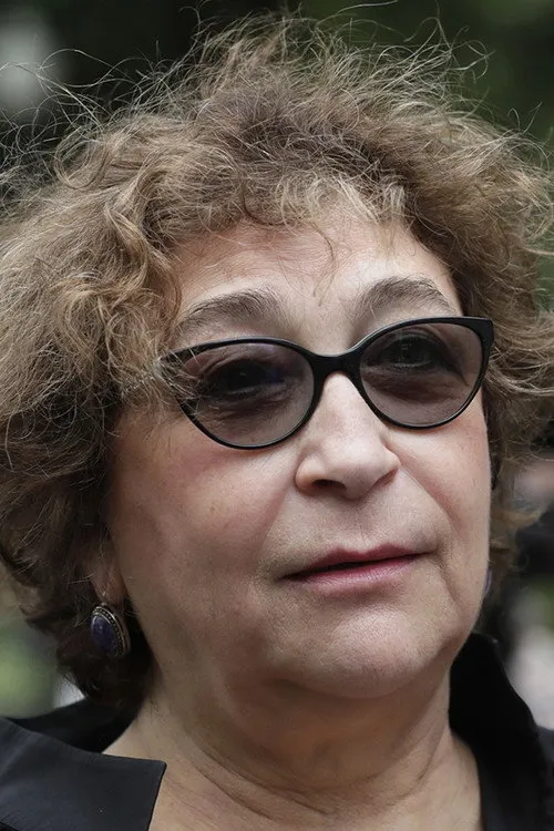 Yevgenia Albats interpretando a Self - Journalist