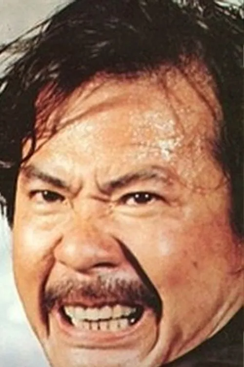 Yi Yuan interpretando a Yung Tien (Nagata)