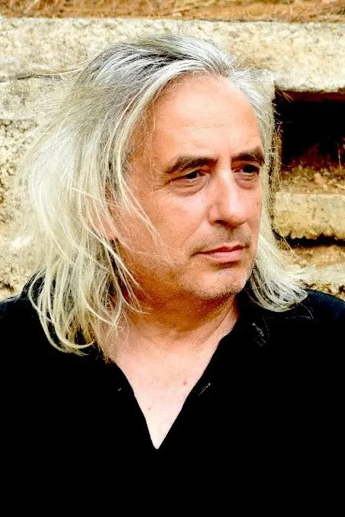 Yiannis Angelakas interpretando a song