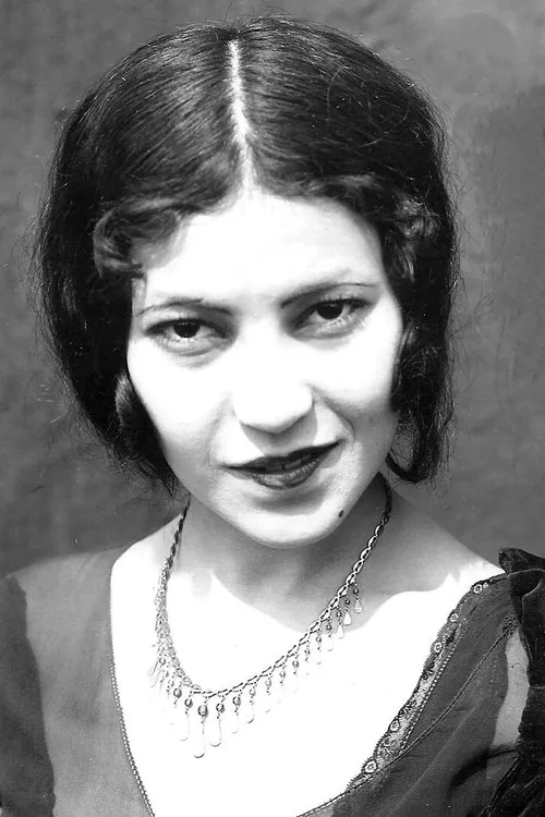 Ynez Seabury interpretando a