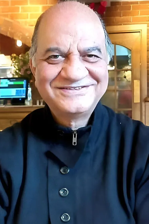 Yogendra Tiku interpretando a SP Kumar