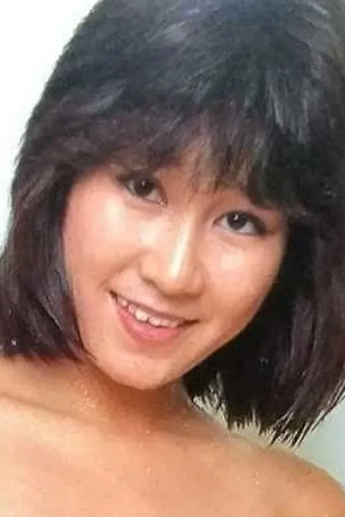 Yôko Oki interpretando a