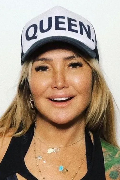 Yonca Evcimik — personaje: Yonca