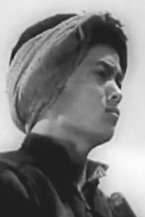 Yong Li interpretando a Radio Repairman