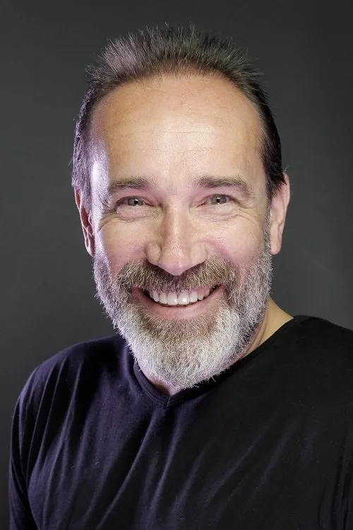 Yosi Mizrahi interpretando a