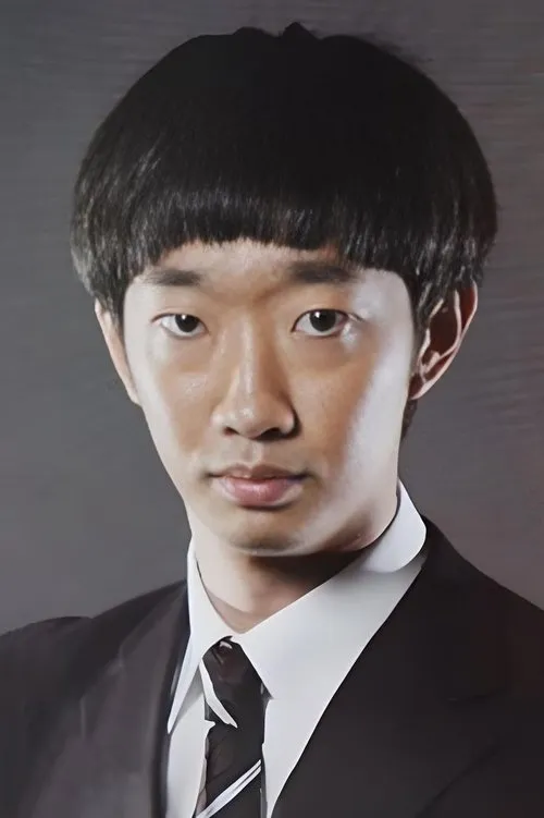 Yosuke Omizu interpretando a Yoshio