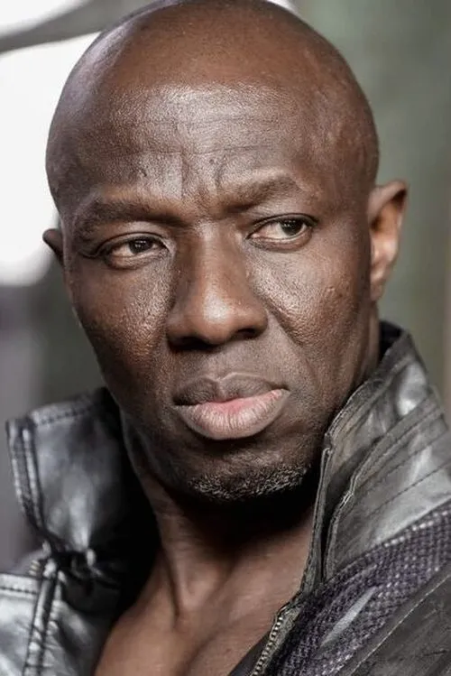 Youl Samare interpretando a Doorman