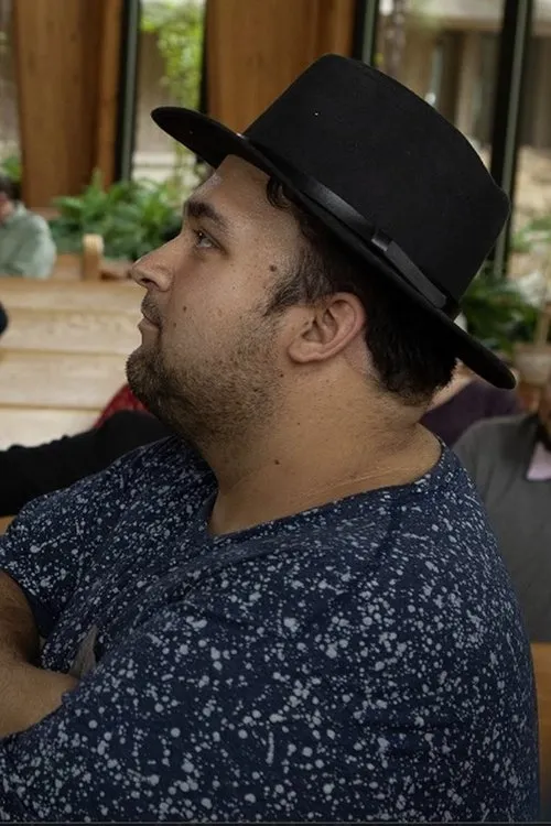 Yousef Kazemi interpretando a Andy