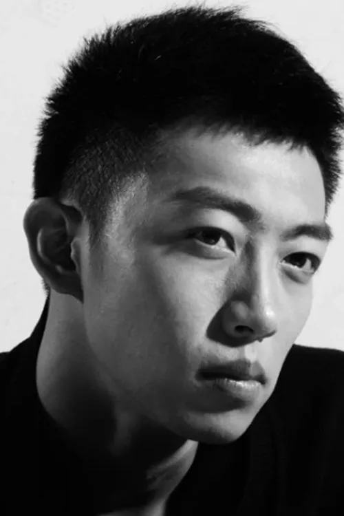 Yu Xinbo interpretando a Shen Tianshu