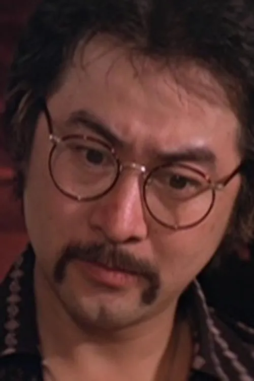 Yue San-Tak interpretando a