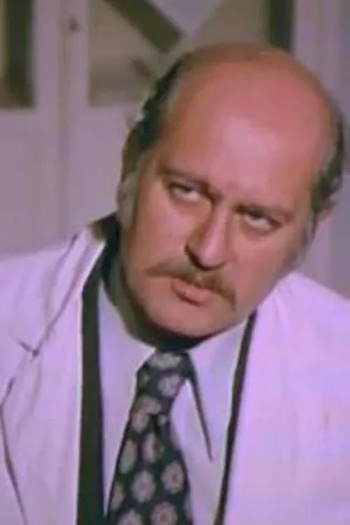 Yüksel Gözen interpretando a 