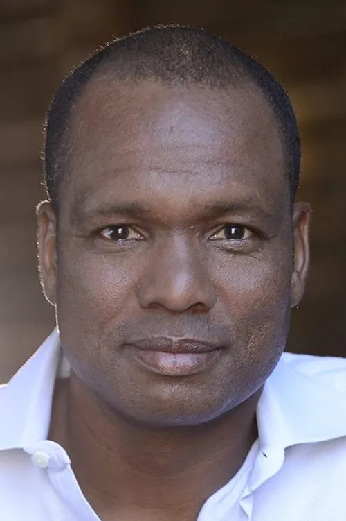 Yule Caise interpretando a Sal's Sidekick #2