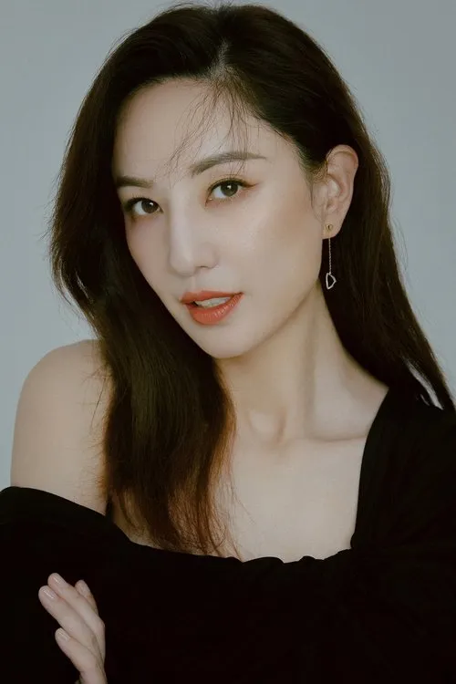 Yumiko Cheng interpretando a Chloe Luk