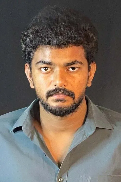 Yunus Mohammed interpretando a Adam Saint Joshep