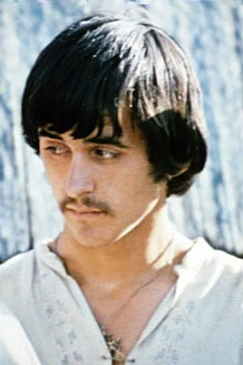 Yurii Mykolaichuk interpretando a Bohdan Dzvonar