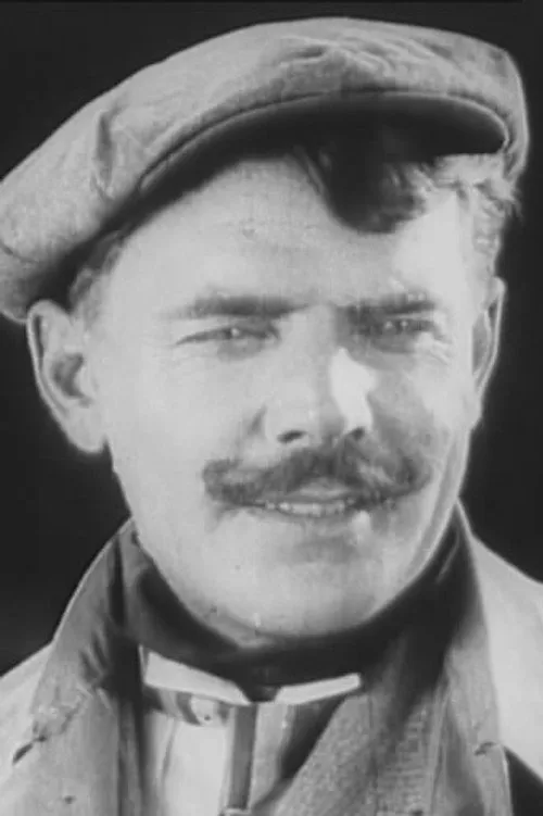 Yury Shumsky interpretando a Secret Police Officer