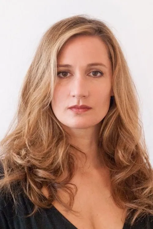 Yutah Lorenz interpretando a Monika