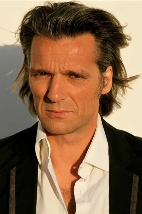 Yvan Le Bolloc'h interpretando a Frédéric Gomez