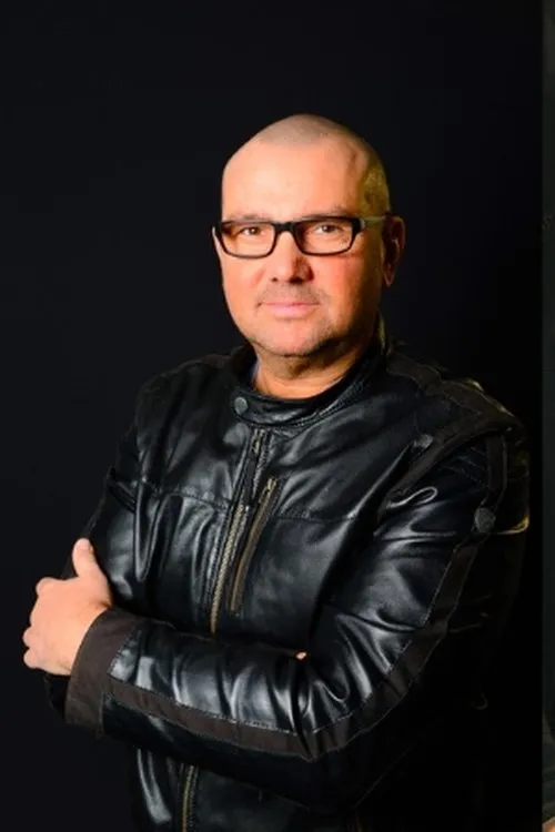 Yves de Ruyter interpretando a DJ Yves de Ruyter