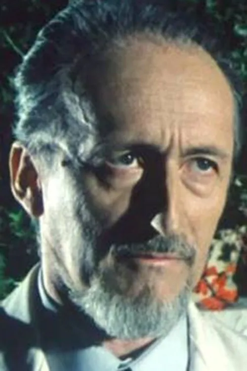 Yves Peneau interpretando a Adrien Falavier