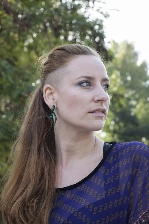 Liandra Dahl ha trabajado con Yvette Luhrs en 1 ocasiones