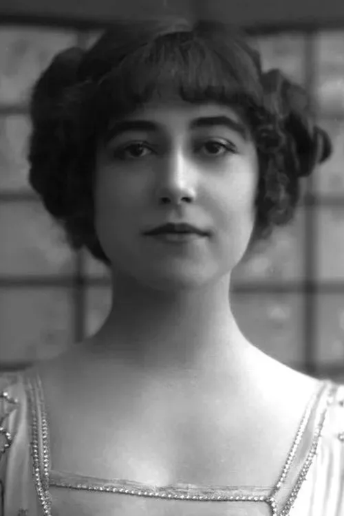 Yvonne Arnaud interpretando a Queen of Ardenberg