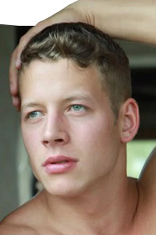 Zac DeHaan interpretando a 