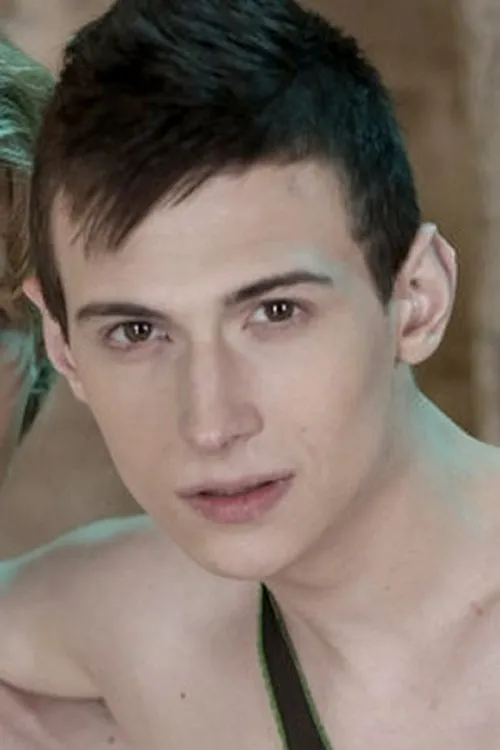 Zac Law interpretando a