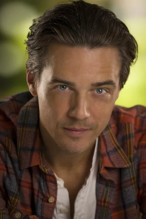 Zachary Bostrom interpretando a Brett