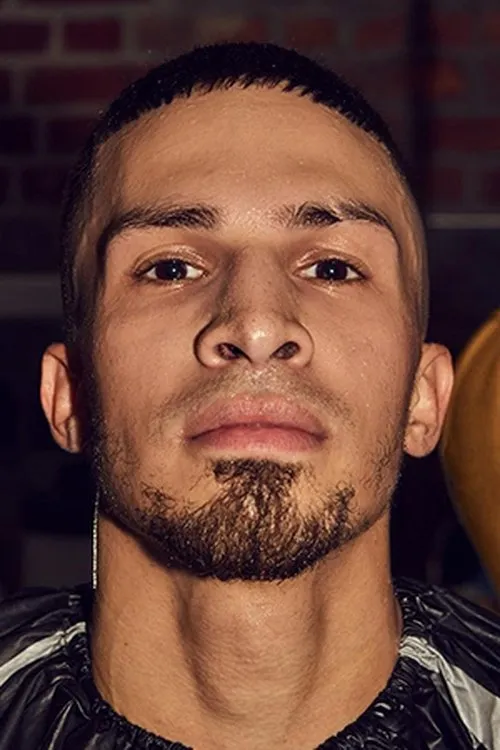 Zachary Ochoa interpretando a Self