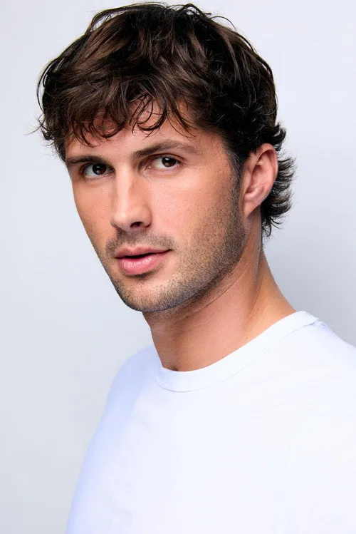 Zachary Rist interpretando a Paulie Anderson