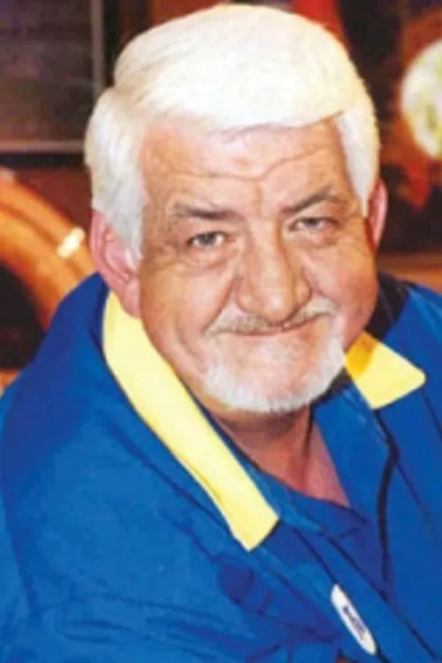 Zack du Plessis interpretando a Frikkadel