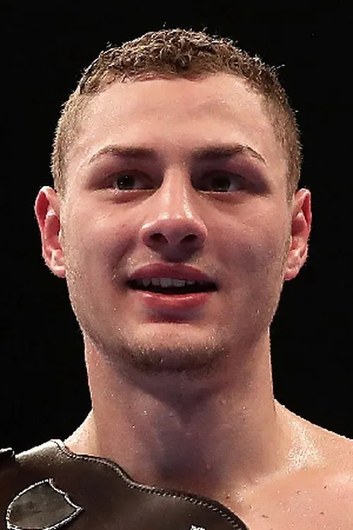 Zak Chelli interpretando a Self