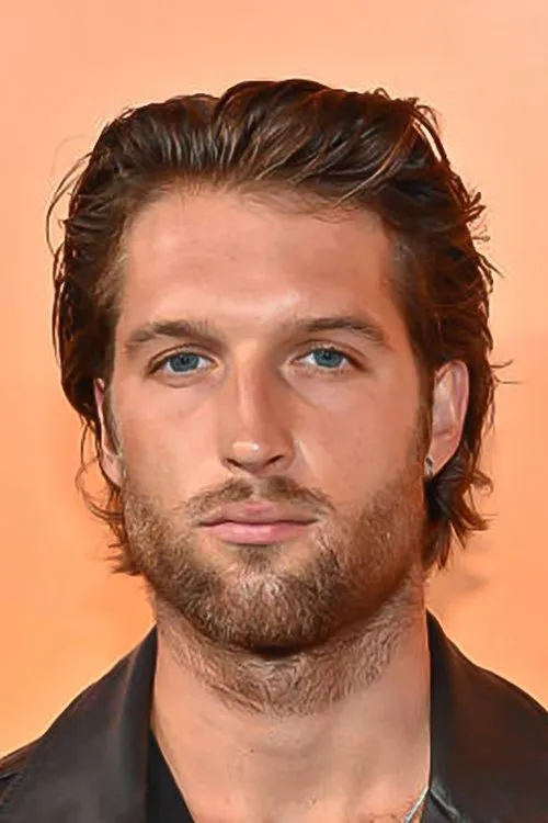 Zak Steiner interpretando a Reece