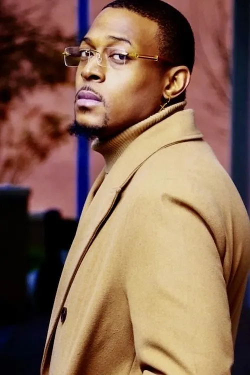 Zakee Slim Kornegay interpretando a B