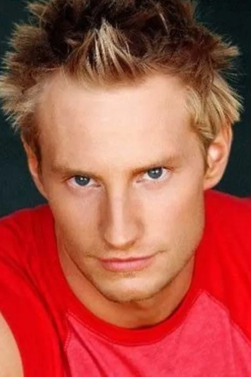 Zakk Moore interpretando a Justin