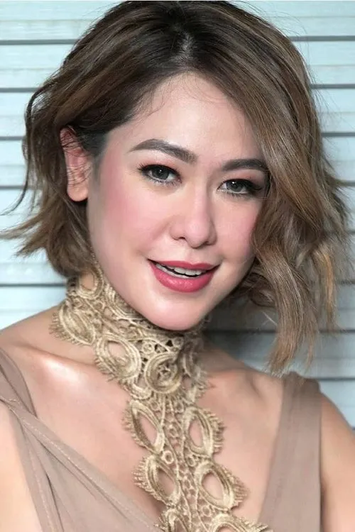 Zara Lopez interpretando a