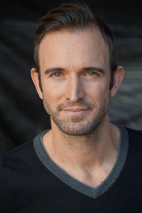 Zay Harding interpretando a Charlie