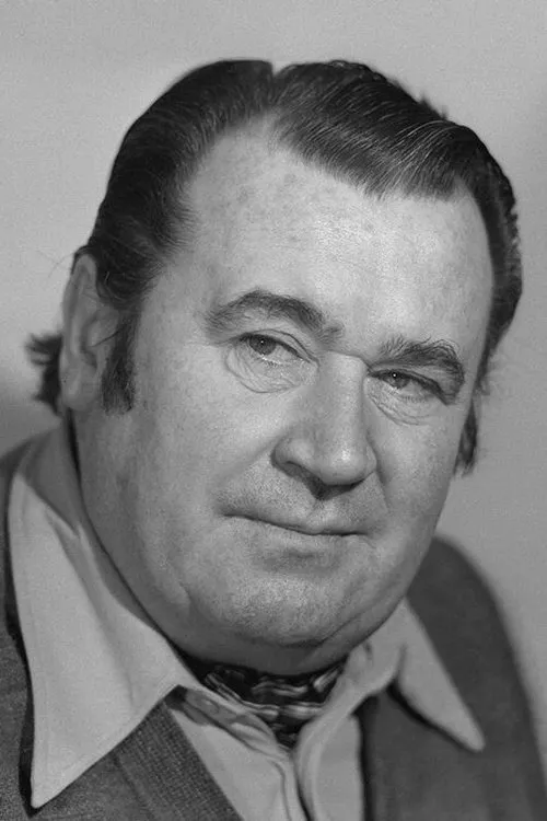 Zdeněk Dítě interpretando a Mall Manager