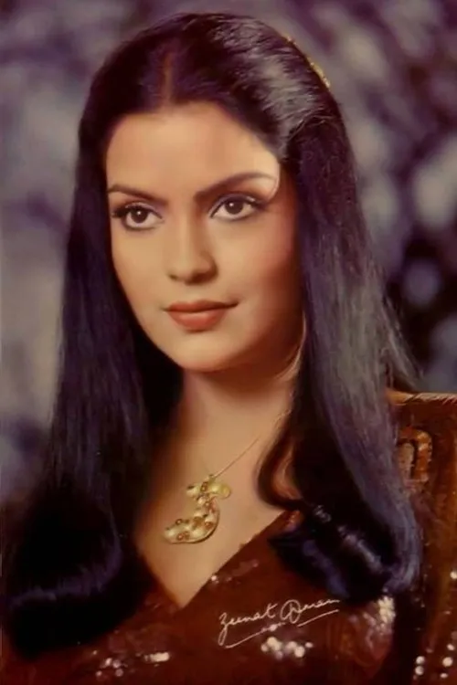 Zeenat Aman interpretando a Alice Rodriguez De Fonseca