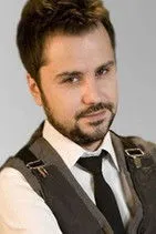 Zeki Kayahan Coşkun interpretando a Sunucu