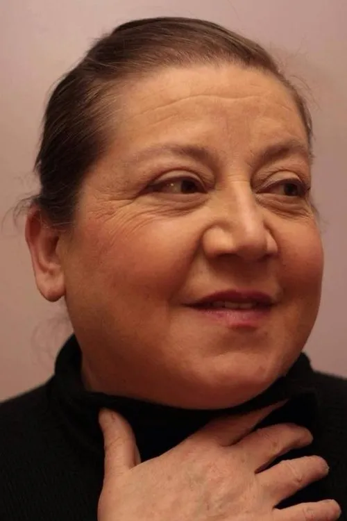 Zerrin Epikmen interpretando a Sosyal Hizmet Müdürü