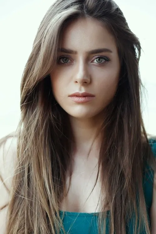 Zeynep Elçin interpretando a